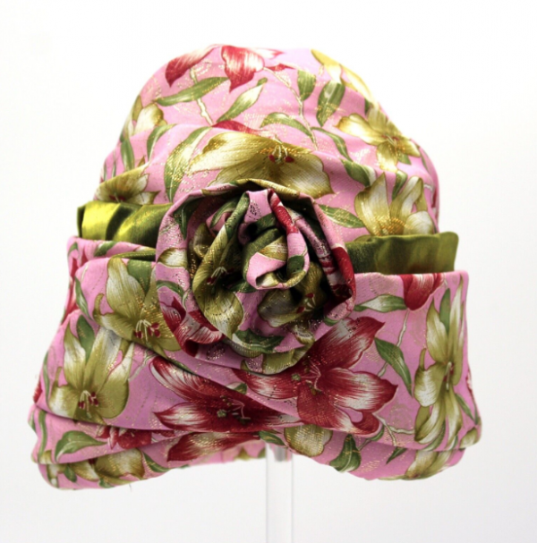 Topi Turban dengan Aksen Bunga Palsu